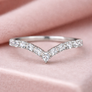 Anillo de Moissanita Blanca Curvada en V, Plata de Ley 925, Anillo para Mujer - Product Image 1