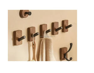 Crochet mural en bois naturel de la meilleure qualité, conception durable faite à la main, idéal pour suspendre vêtements, sacs et accessoires - Product Image 1