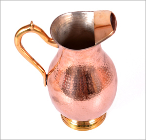 Jarra de agua de cobre martillado de primera calidad con textura, recomendada por Ayurveda, con boquillas anchas para verter, disponible a precios económicos al por mayor. - Product Image 4