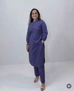 Elegante Conjunto Coordinado para Mujer con Bordado Floral, Camisa de Manga Tres Cuartos con Cuello y Pantalones Anchos (Poliéster/Algodón) para Uso Casual - Product Image 2