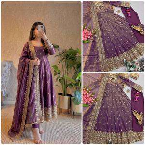 Ensemble Anarkali en soie violette avec dupatta, tenue traditionnelle indienne et pakistanaise pour femme, longueur ras du sol, pour mariage, extensible et coupe ample - Product Image 2