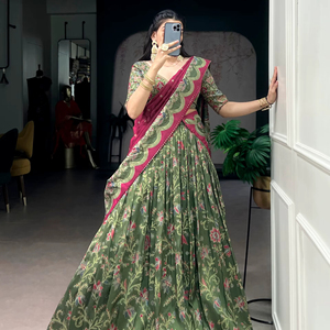 ชุดเลเฮนกาสำหรับงานแต่งงานแบบดั้งเดิม พร้อมลวดลายสีทองและดีไซน์หรูหรา - Product Image 1