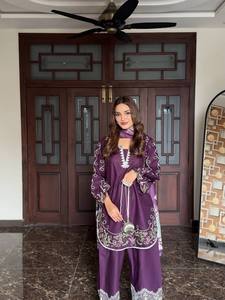 Ensemble Kurta en soie brodée violette pour femme, coupe ample, style traditionnel indien pakistanais, longueur cheville, idéal pour les fêtes - Product Image 2