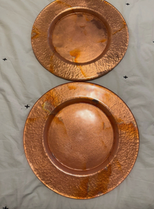 Assiette de présentation métallique texturée effet marbre, couleur or rose vieilli, style vintage, avec base en cuivre vieilli or rose - Product Image 3