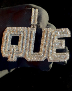 Colgante de Lujo Personalizado de Plata de Ley 925 con Moissanita, Diseño de Letra Helada Bicolor Estilo Hip Hop, con Número, Nombre, Inicial o Logotipo - Product Image 1