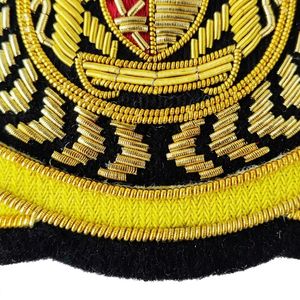 Badge brodé sur mesure OEM en fil d'or 3D, broderie détaillée sur toile, accessoires vestimentaires - Product Image 5
