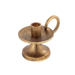 Candelabro moderno de metal con textura dorada, con asa en forma de anillo y forma redonda, perfecto para una decoración elegante de mesa. - Product Image 2