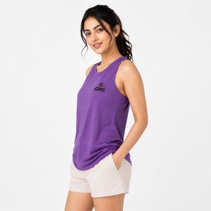 Cómoda camiseta sin mangas para mujer, hecha con materiales ligeros que brindan comodidad transpirable y movimiento sin restricciones durante todo el día. - Product Image 3