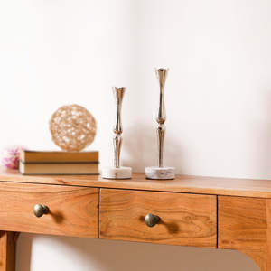 Ensemble de deux porte-bougies en aluminium argenté avec base en marbre blanc, élégants supports métalliques pour bougies pour table à manger - Product Image 1