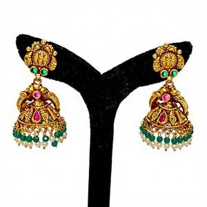 Boucles d'oreilles Jhumka en or massif 22 carats, style antique, motif Lakshmi, faites à la main, avec émeraudes vertes et perles naturelles - Product Image 1