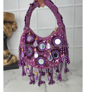 Sac Hobo Demi-Lune Décontracté Violet Fait Main Perlé avec Miroirs et Pompons – Écologique et Tendance pour Soirées et Fêtes - Product Image 1