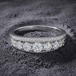 Anillo de boda de media eternidad con diamante de corte redondo de moissanita para mujer, plata de ley 925, regalo de propuesta de matrimonio para pareja - Product Image 2