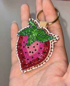 Llavero y Colgante para Bolso Artesanal con Bordado de Cuentas de Semillas de Fresa Roja, con Reverso de Cuero, Hecho a Mano, Color Rosa - Product Image 1