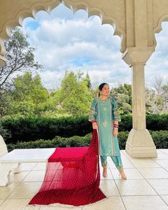 ชุดสูทปากีสถานสีแดงเลือดหมูสำหรับผู้หญิง ขายดีที่สุด ผ้าออร์แกนซ่าเนื้อหนา แขน 3/4 ตัดเย็บสำเร็จ สำหรับโอกาสทั่วไปและโอกาสพิเศษ - Product Image 6