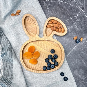 Assiette en bois en forme de lapin, idéale pour les fêtes d'anniversaire des enfants, pour servir des cupcakes et des collations ou présenter du chocolat et des bonbons, en provenance d'Inde. - Product Image 1