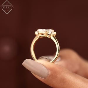 Anillo de Diamantes de Lujo con Corte Esmeralda y Tres Piedras, Oro Amarillo con Piedras Laterales en Baguette, Joyería de Compromiso, Regalo - Product Image 5
