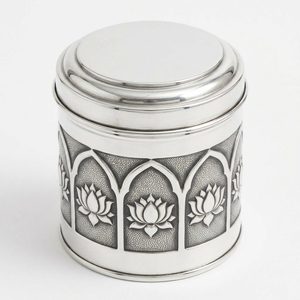 Portavelas de Latón Hecho a Mano de 10.5 cm con Placa Plateada Espejo y Repujado a Mano para Decoración del Hogar, Hoteles, Bodas, Embalaje en Caja para Mesa - Product Image 3