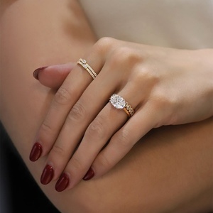 Bague de fiançailles moderne avec diamant ovale de 2,60 carats, taille horizontale, et bande fine en or, certifiée IGI, solitaire. - Product Image 2