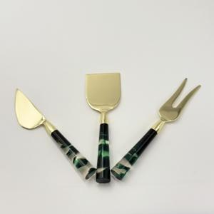 ชุดชีสโลหะสีทองสุดฮิต พร้อมด้ามจับเรซิ่นสีดำ บรรจุในกล่อง สำหรับโต๊ะอาหารเช้า ชุดอุปกรณ์ทาเนยและชีส - Product Image 3