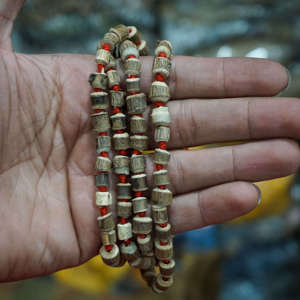 Collar de Oración Japa Mala de Tulsi Hecho a Mano con 108 Cuentas Coloridas de 2mm, Collar de Madera para Meditación, Yoga, Joyería Espiritual, Venta al por Mayor Sigma - Product Image 3