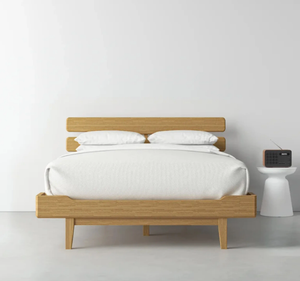 Cadre de lit plateforme moderne en teck massif avec tête de lit à lattes horizontales doubles, pieds effilés, style minimaliste contemporain pour chambre à coucher - Product Image 1