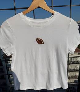 Haut tendance pour femme, brodé et perlé, style contemporain, avec de magnifiques travaux faits à la main - Product Image 1