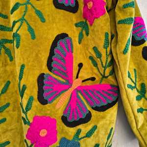 Veste en velours brodée de fleurs et de papillons, style Suzani, manteau long pour femme, look bohème artistique unique, idéal pour l'hiver - Product Image 5