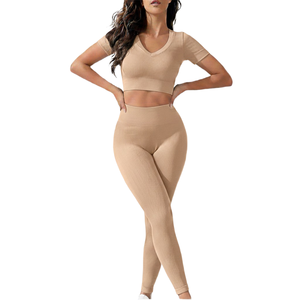 Conjunto de ropa deportiva para mujer con logotipo personalizado, leggings de yoga sin costuras de cintura alta y top corto para gimnasio y fitness. - Product Image 3