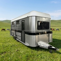 Remorque de luxe pour chevaux 3HAL-L900 à chargement oblique avec logement, canapé et moustiquaire de porte de caravane