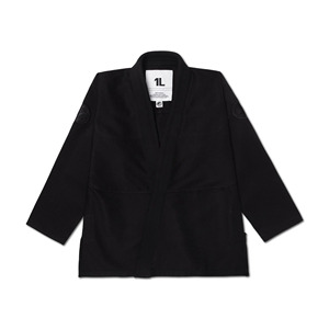 Kimono de BJJ Negro, Uniforme 100% Algodón, Corte Regular, para Hombre Adulto, Ropa de Artes Marciales, Logotipo en la Manga Izquierda, Teñido Liso y Duradero - Product Image 1