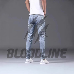 Jean en denim déchiré bleu clair pour homme, coupe slim, jambe droite, taille mi-haute, en coton, délavé, tissé, pour l'été, style décontracté - Product Image 2