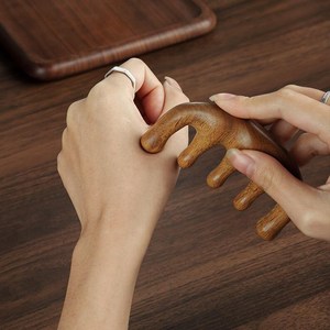 หวีไม้จันทน์เขียวสำหรับสัตว์เลี้ยง: เครื่องมือนวดไม้แบบมอร์ติส-เทนอน ทำด้วยมือ สำหรับตกแต่งบ้าน ของขวัญงานฝีมือจากธรรมชาติ - Product Image 3