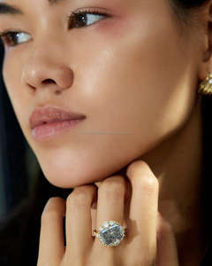 Découvrez l'élégance intemporelle avec nos bijoux de luxe en or 18 carats, fabriqués avec précision et brillance certifiés. - Product Image 1