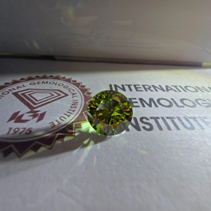 Diamante Verde Intenso de 6 Quilates, Corte Brillante Redondo, Cultivado en Laboratorio, VS2, Corte Ideal, Certificado IGI, Suelto - Product Image 4