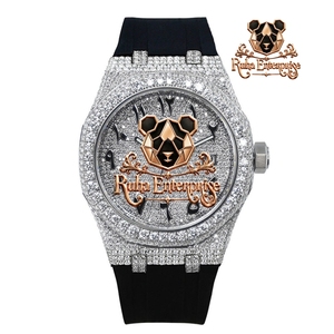 Reloj de cuarzo premium para hombre con una carcasa decorativa en tono dorado y bisel adornado con cristales. - Product Image 1