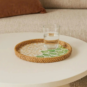 Plateau de service rond artisanal en rotin avec motif vert et incrustation de nacre, plateau de présentation de table tissé à la main, décoration bohème côtière - Product Image 1
