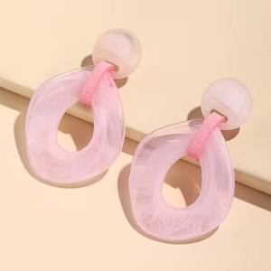 Boucles d'oreilles en résine faites à la main de qualité supérieure pour femmes, accessoires de mode élégants et légers avec un design décoratif artistique - Product Image 3