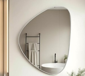 Espejo Decorativo Veneciano con Detalles de Vidrio Acabados a Mano y Elementos de Diseño Opulentos de Inspiración Barroca - Product Image 1