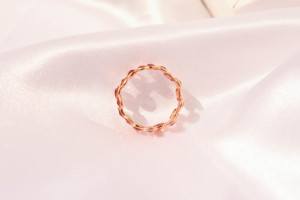 Anillo Solitario de Zafiro Bicolor Natural Songea en Oro Amarillo Sólido de 18K – Gema Ovalada Engastada en Bisel, Piedra de Nacimiento de Septiembre - Product Image 5