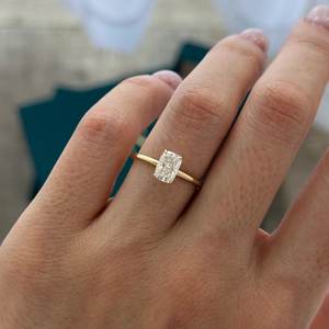 Bague solitaire en diamant de laboratoire allongé de 1 carat E VS1, or jaune 14 carats, fine et minimaliste, certifiée IGI - Product Image 2
