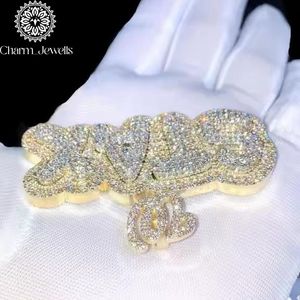 จี้ Charm_Jewells เงินแท้ 925 ชุบทอง 22K ประดับเพชรโมอิสซาไนต์ ดีไซน์ตัวอักษรฮิปฮอปสุดหรู จี้ห้อยคอแบบ Unisex ดีไซน์ฝังเพชรแบบ Bezel Setting Micro Insert - Product Image 4