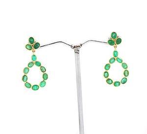 Pendientes de Oro Amarillo de 18k con Esmeralda Ovalada Natural y Diseño de Trébol en Forma de Lágrima, Joyas Memoria, Venta al Por Mayor - Product Image 6