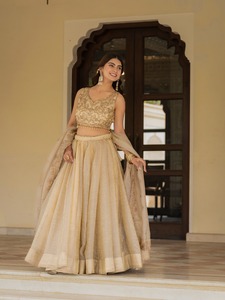 Blusa Bordada con Lentejuelas y Conjunto de Lehenga Dorado Liso - Product Image 3
