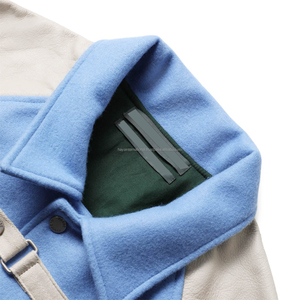 Chaqueta Universitaria Personalizada Ecológica Resistente al Viento con Bordado de Enredaderas, Cuello Alto, Bolsillos Laterales con Ribete, Detalles de Cuero en la Parte Delantera, Lona - Product Image 6