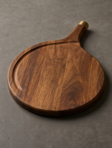 Planche à découper ronde en bois de manguier finition noyer avec rainure pour les jus et poignée en laiton - Product Image 2