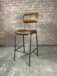 Silla de Bar de Cuero Estilo Industrial Vintage con Estructura de Acero, Tapizada con Revestimiento Acanalado, Altura de Barra, para Hogar, Sala de Estar, Acabado Marrón - Product Image 1