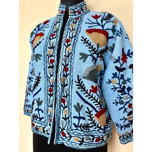เสื้อแจ็คเก็ตกำมะหยี่สีน้ำเงินปักลายดอกไม้ แขนยาว คอจีน สำหรับผู้หญิง แบรนด์ SHYAM EXPORT เหมาะสำหรับใส่ในฤดูหนาวและฤดูใบไม้ผลิ - Product Image 5
