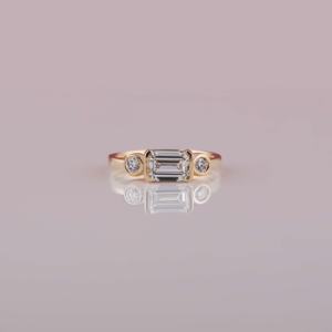 Bague de mariage de luxe en or 18 carats solitaire de fiançailles en diamant taillé en émeraude avec côté taillé en diamant pour femme certifiée IGI - Product Image 1