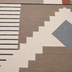 Alfombra Geométrica Abstracta de Lana Color Marfil Taupe, Moderna, con Diseño de Diamantes en Patchwork, Antideslizante, Ecológica, con Detalles en Color Carbón y Óxido - Product Image 4