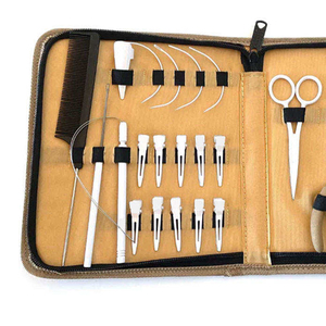Kit d'outils pour extensions de cheveux en acier inoxydable noir et or avec logo personnalisé, comprenant des pinces, un anneau de séparation et une aiguille à coudre pour les trames. - Product Image 3
